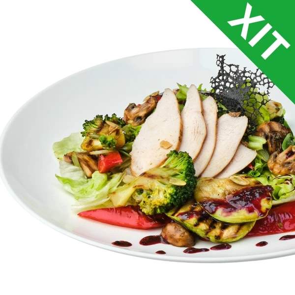 Warm salad with grilled vegetables and chicken