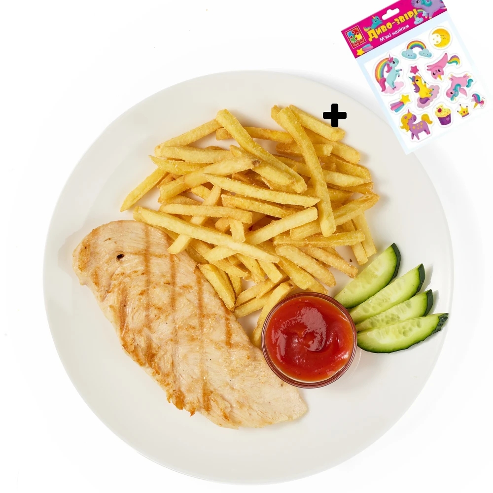 Курица с картофелем фри и кетчупом.